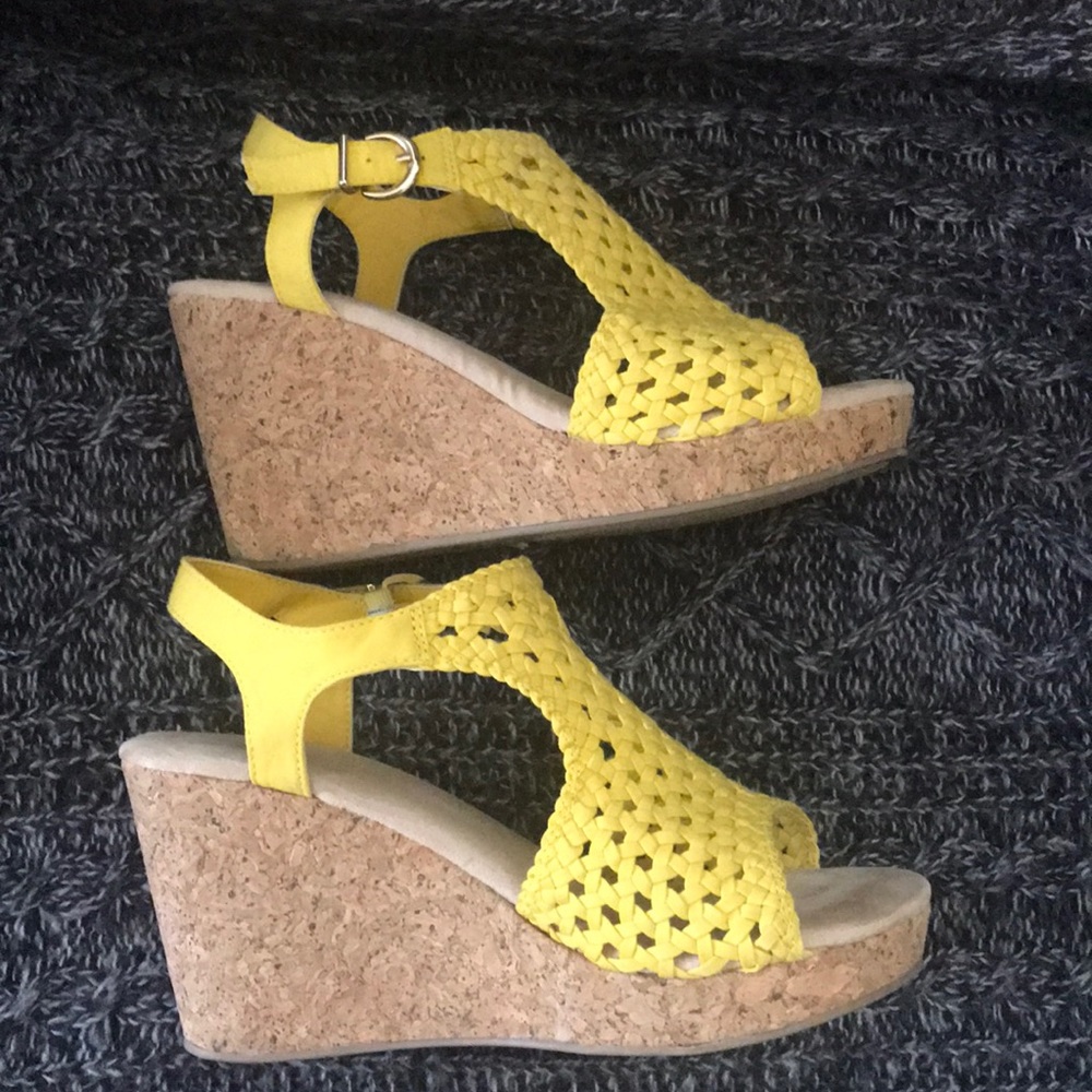 Yellow sandals - Picture 2 of 4